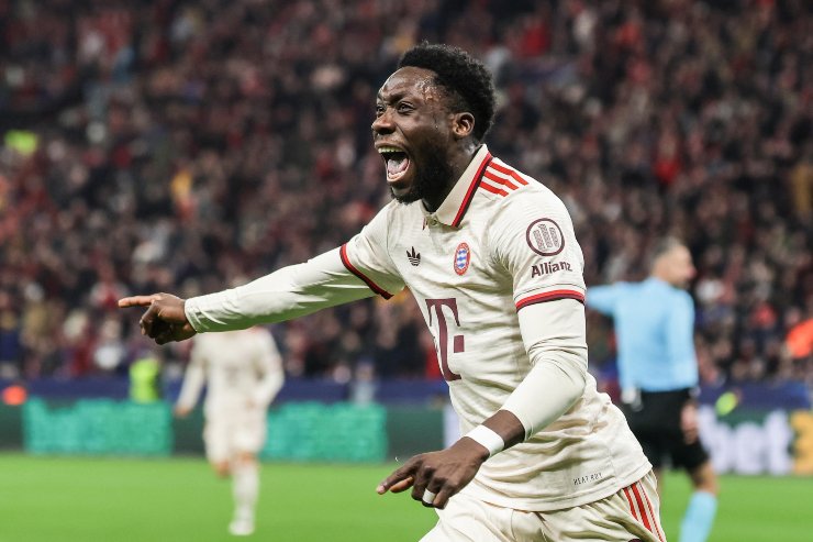 Alphonso Davies esulta dopo il gol al Leverkusen