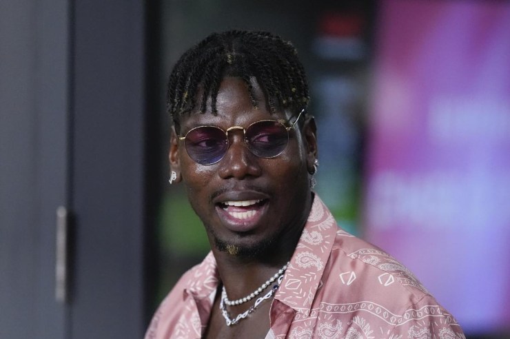 Paul Pogba sorridente in una diretta TV