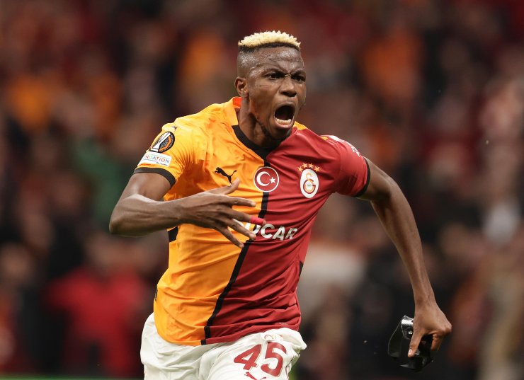 Victor Osimhen esulta dopo un gol