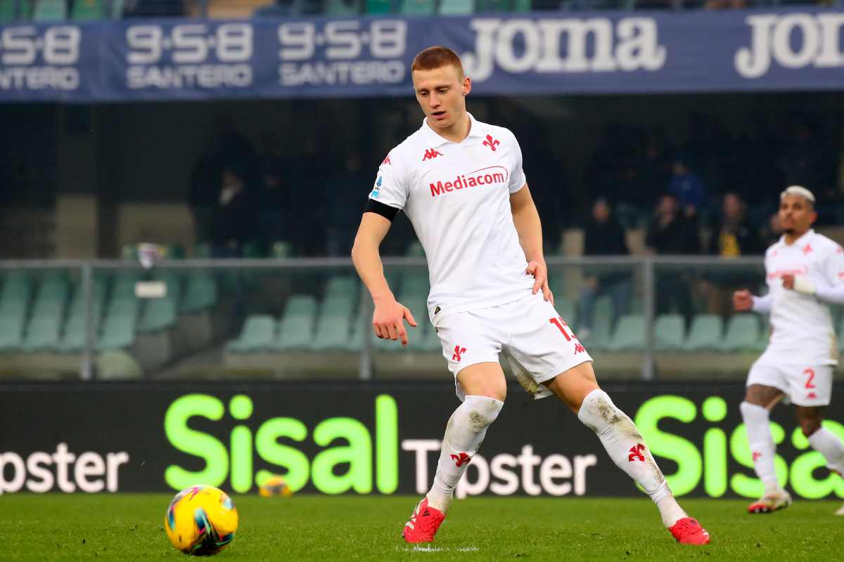 Comuzzo in azione con la maglia della Fiorentina