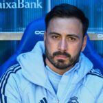 Ancelotti seduto in panchina