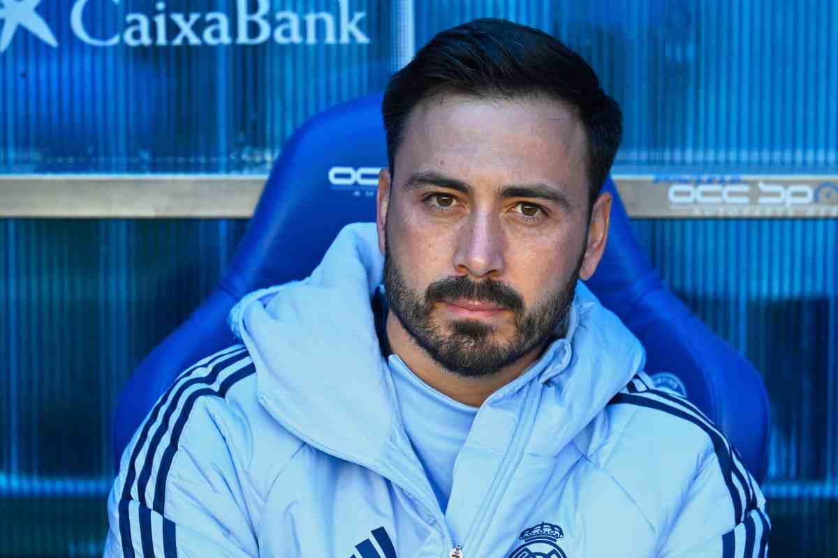 Ancelotti seduto in panchina