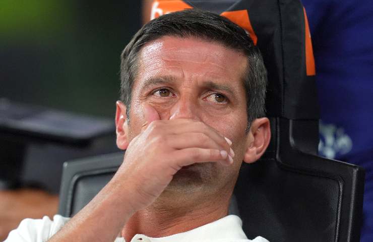 Chivu si copre le labbra