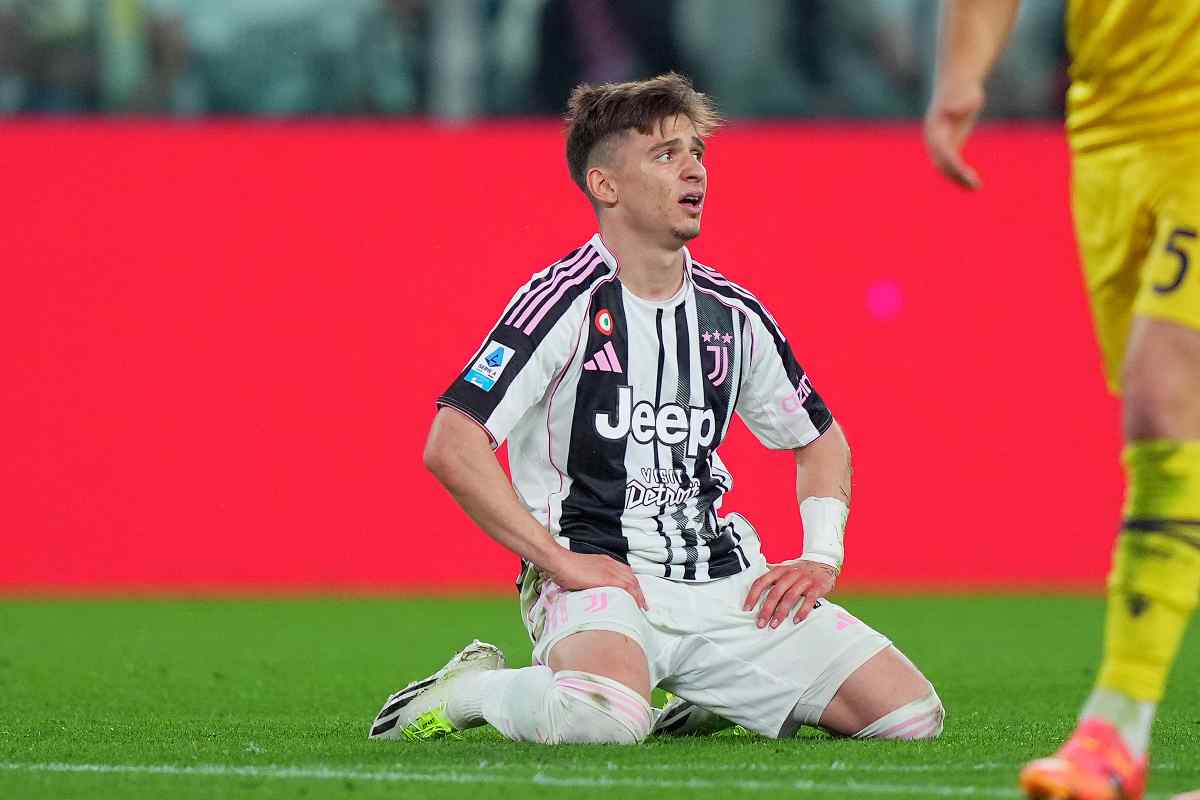 Conceicao inginocchiato sul campo