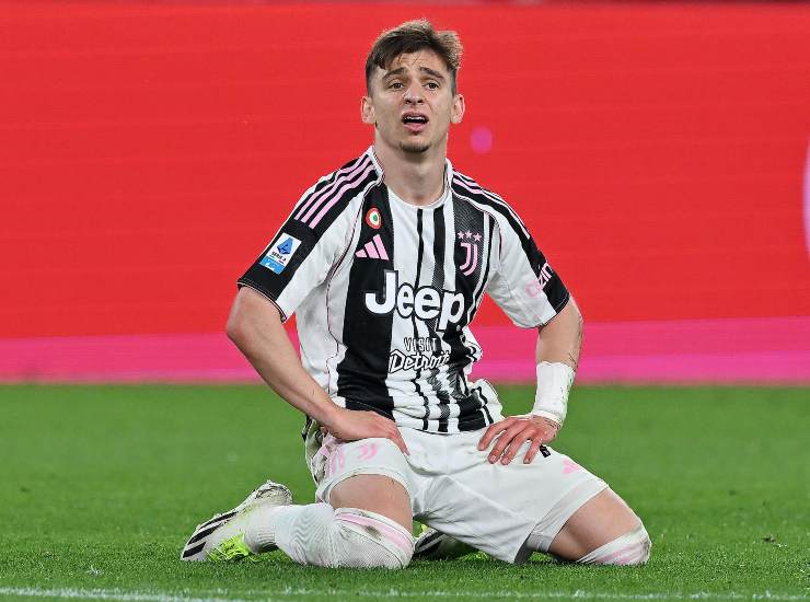 Conceicao inginocchiato sul terreno di gioco