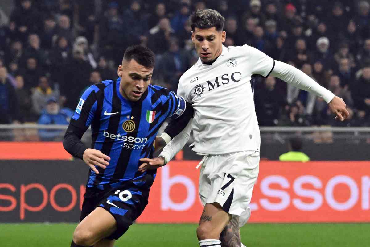 Lautaro Martinez e Matias Olivera si affrontano in Inter-Napoli del 2024