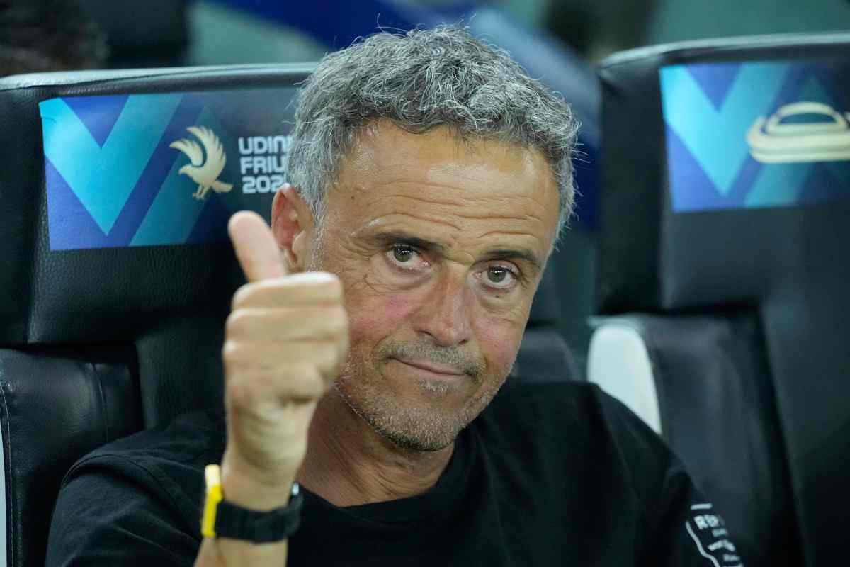 Luis Enrique con il pollice alzato