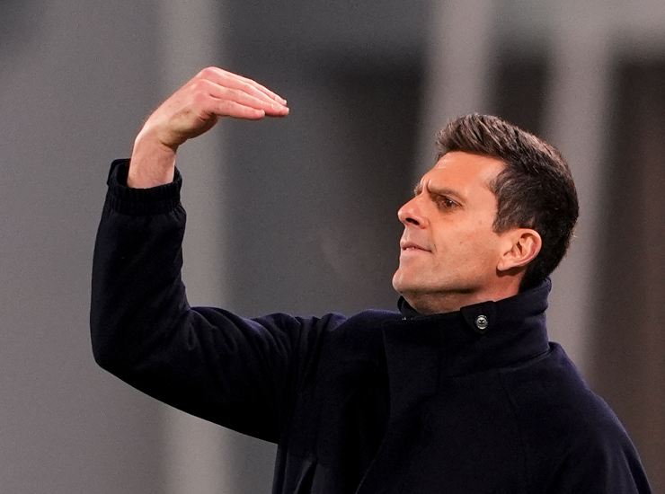 Motta mentre dà indicazioni