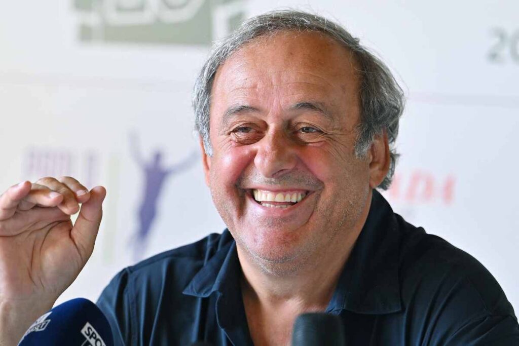 Platini sorridente in primo piano