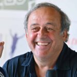 Platini sorridente in primo piano