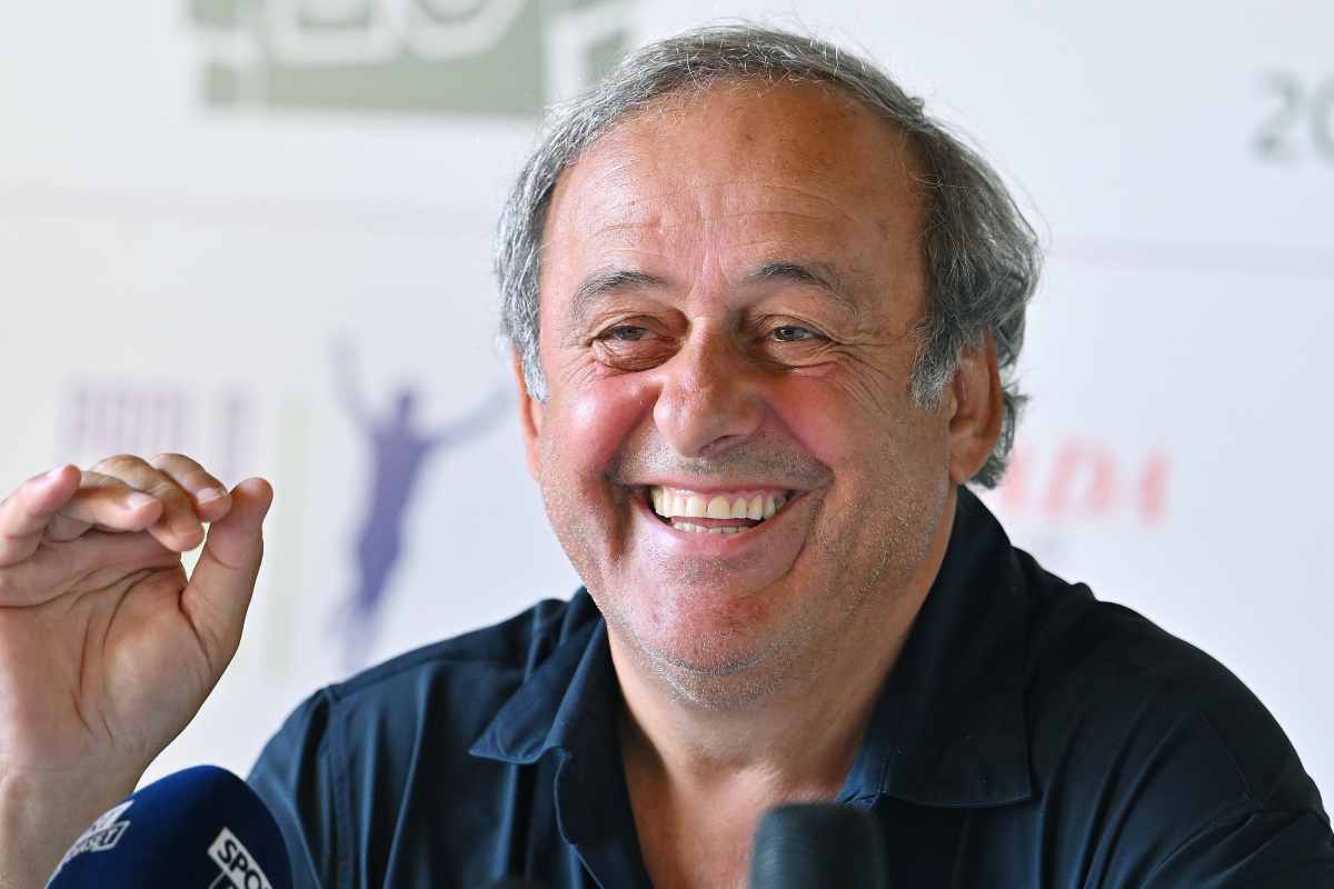 Platini sorridente in primo piano