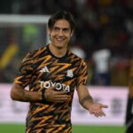 Dybala sorridente in primo piano