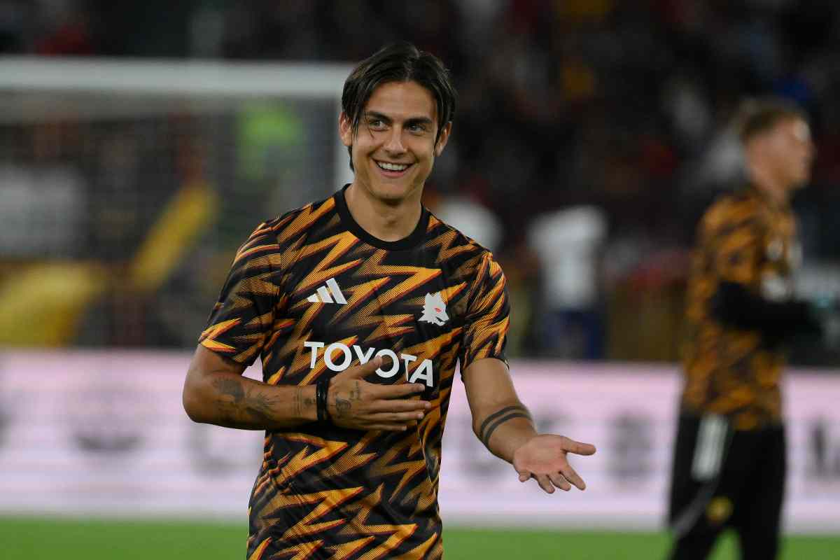 Dybala sorridente in primo piano