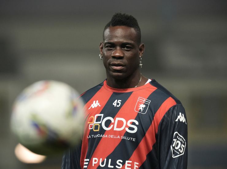 Balotelli osserva la palla