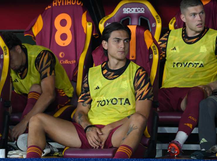 Dybala seduto in panchina