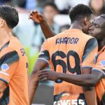 Sulemana abbraccia i compagni